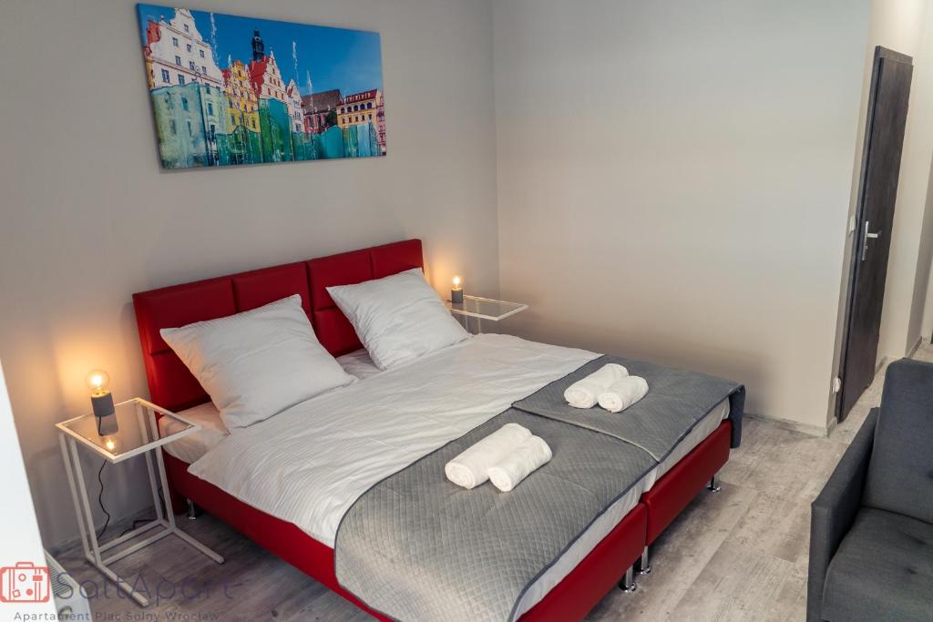 1 dormitorio con 1 cama con 2 toallas en SaltApart Apartament Plac Solny Wrocław en Wroclaw