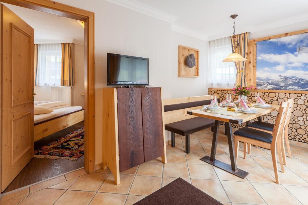 Televízia a/alebo spoločenská miestnosť v ubytovaní Hotel Garni Ida