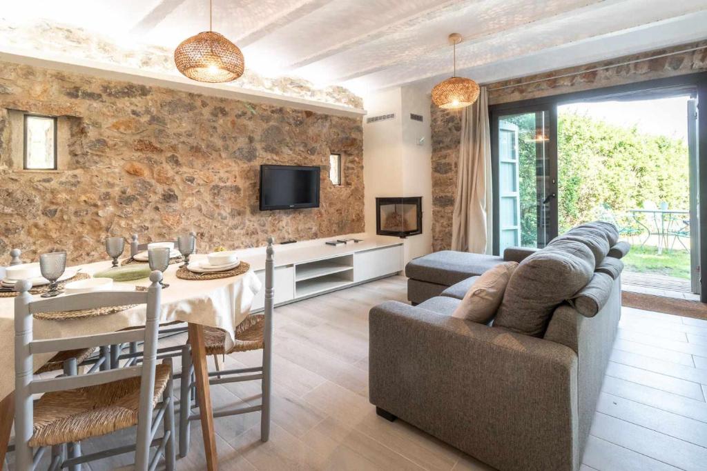 Sobrestany的住宿－OCELLS DE MONTGRÍ apartamento rural en el Baix Empordà，客厅配有沙发和桌子