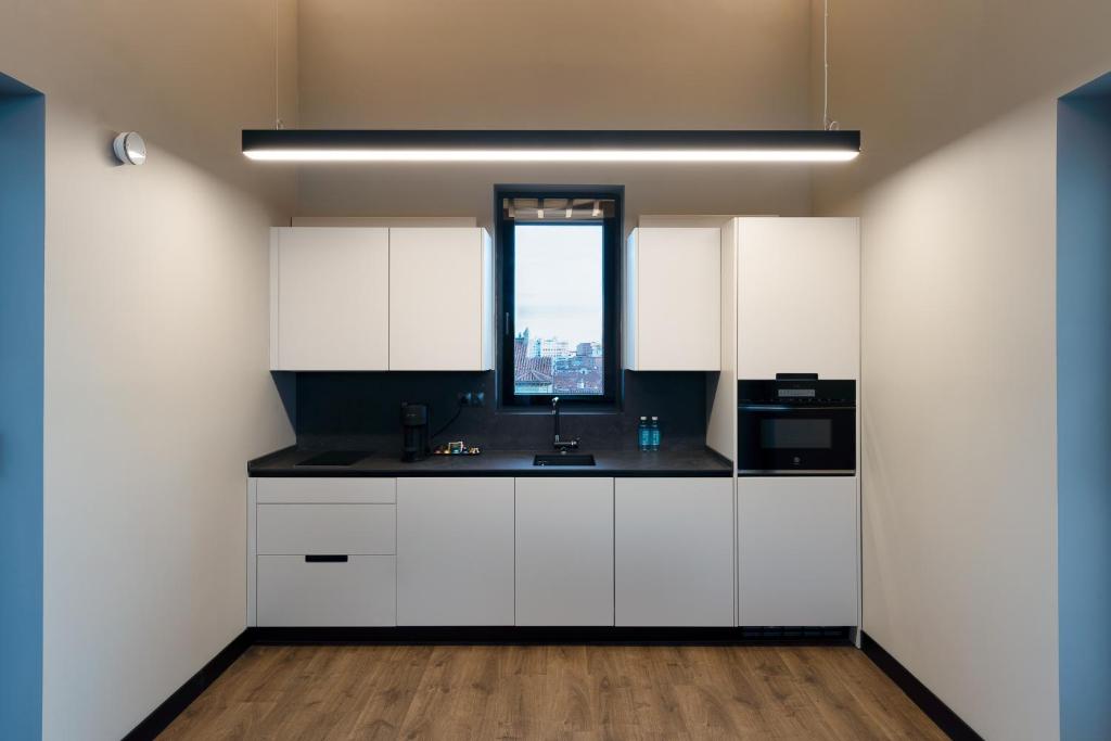 Kuchyň nebo kuchyňský kout v ubytování Mauro Suites