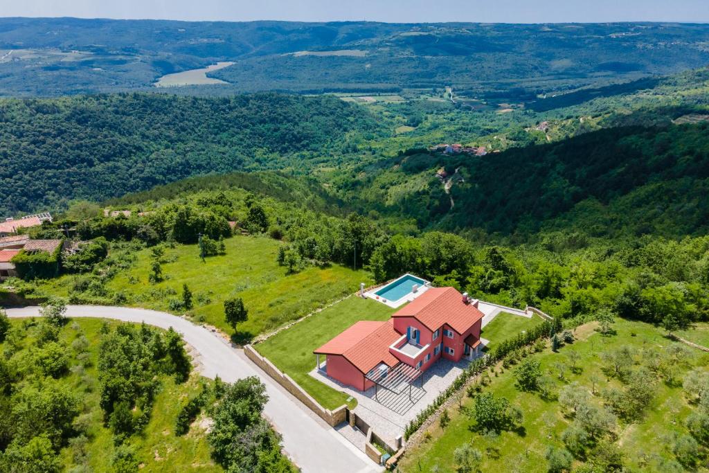 una vista aérea de una casa en una colina en Rainis Hill Top Villa, en Oprtalj