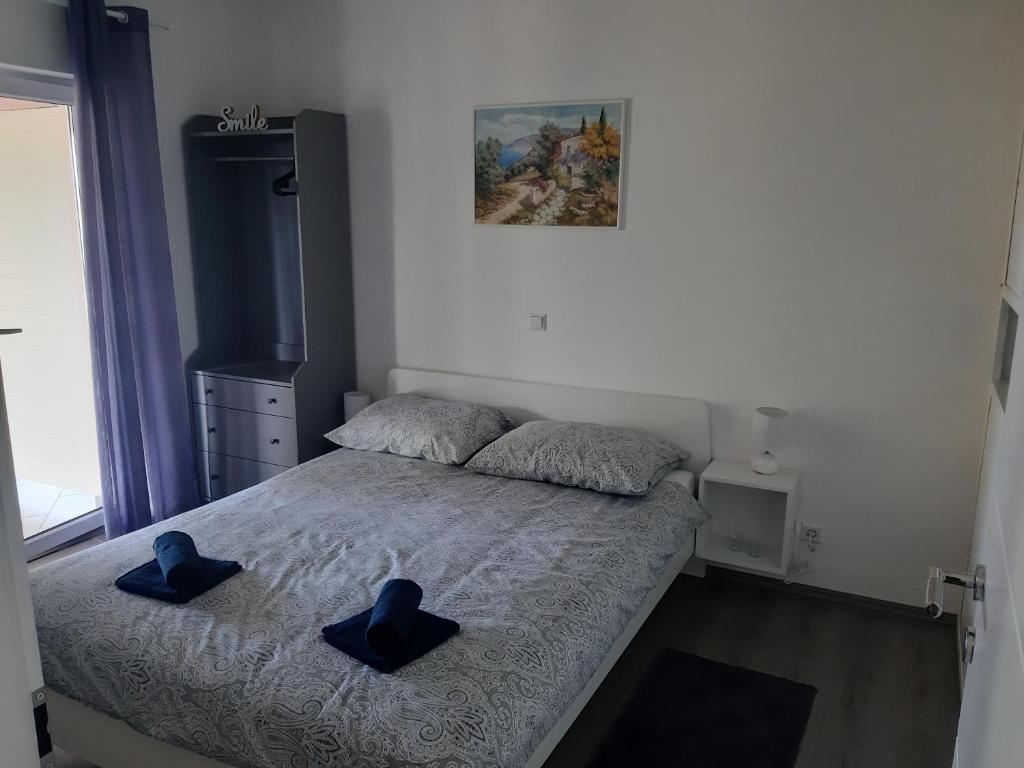 Säng eller sängar i ett rum på Natasa apartments Krk