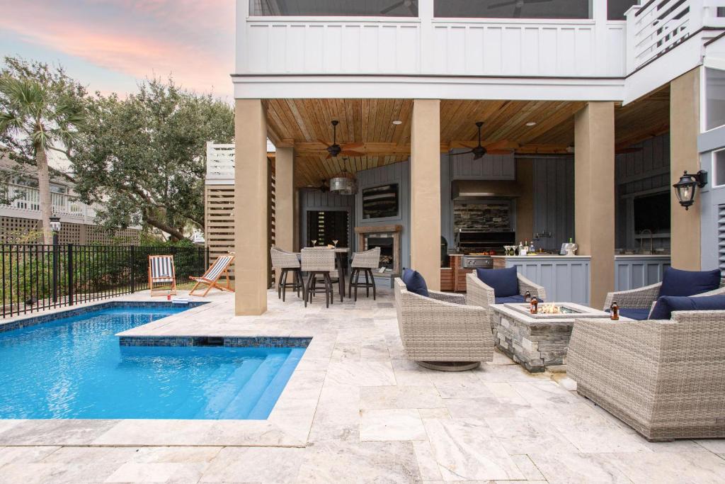 Pelican - Modern Beach Retreat w Patio & Pool