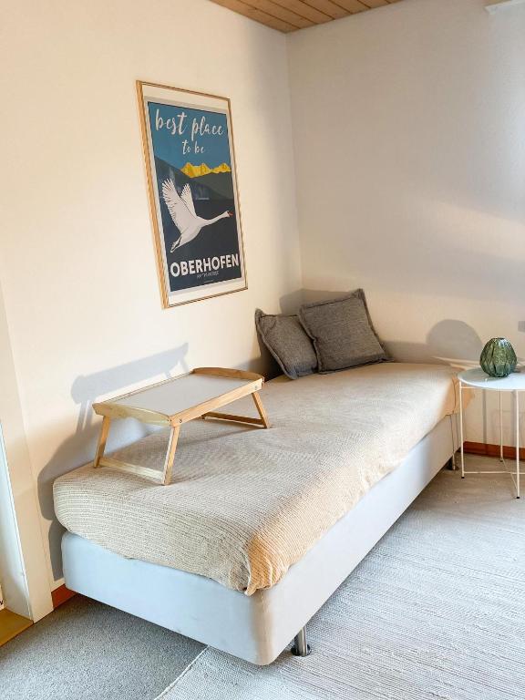 Postel nebo postele na pokoji v ubytování NEB-THUN LODGE`s Appartement 1 Hilterfingen Ringstrasse 6