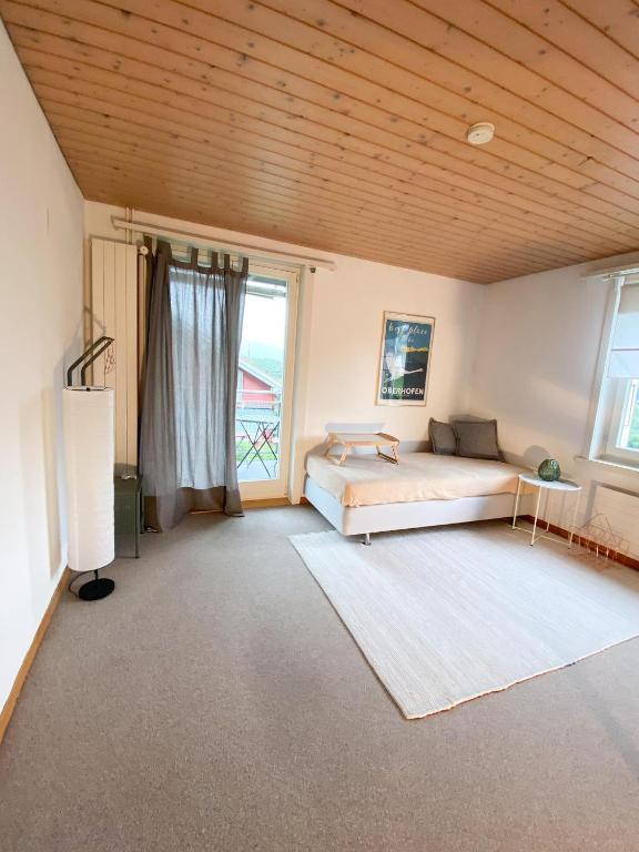 Postel nebo postele na pokoji v ubytování NEB-THUN LODGE`s Appartement 1 Hilterfingen Ringstrasse 6