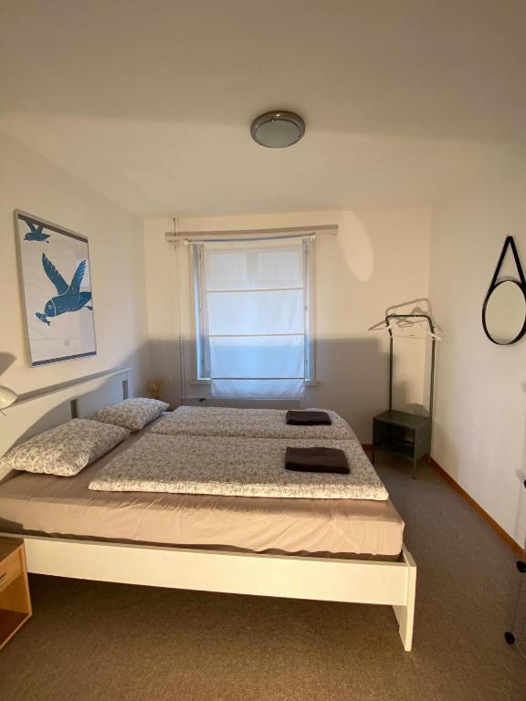 Postel nebo postele na pokoji v ubytování NEB-THUN LODGE`s Appartement 1 Hilterfingen Ringstrasse 6