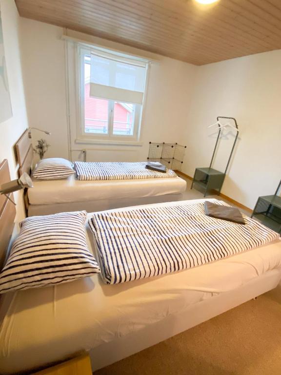 Postel nebo postele na pokoji v ubytování NEB-THUN LODGE`s Appartement 1 Hilterfingen Ringstrasse 6