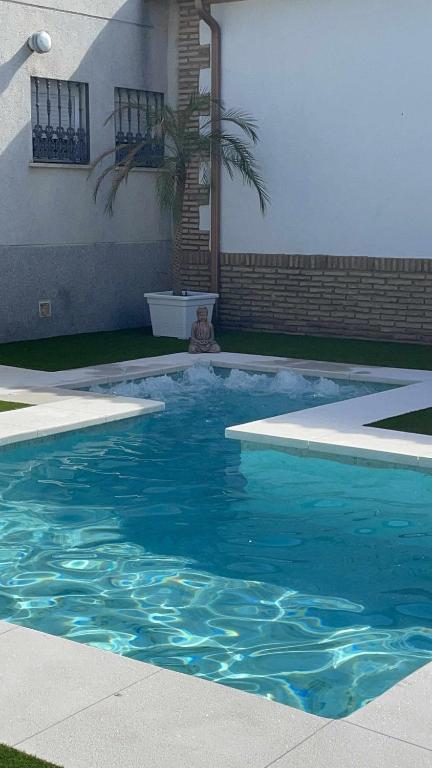 Bazén v ubytovaní Casa Luxury "El Olivo de Córdoba" con jacuzzi y parking privado alebo v jeho blízkosti