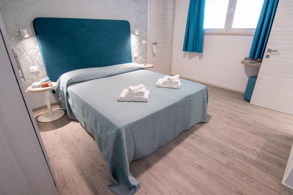 Łóżko lub łóżka w pokoju w obiekcie HOTEL ADRIA BEACH