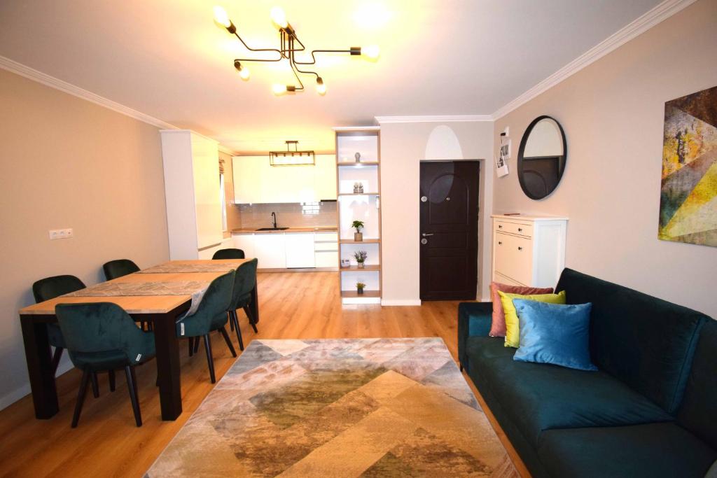 a living room with a table and a couch at Luxury Apartment Central in Târgu-Mureş