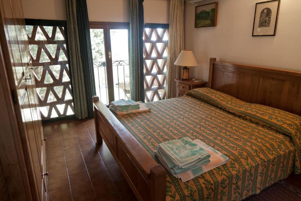 - une chambre avec un lit et une porte donnant sur un balcon dans l'établissement Villa Pilar in Toscana con piscina ultrapanoramica, à Montevettolini 61 autres photos