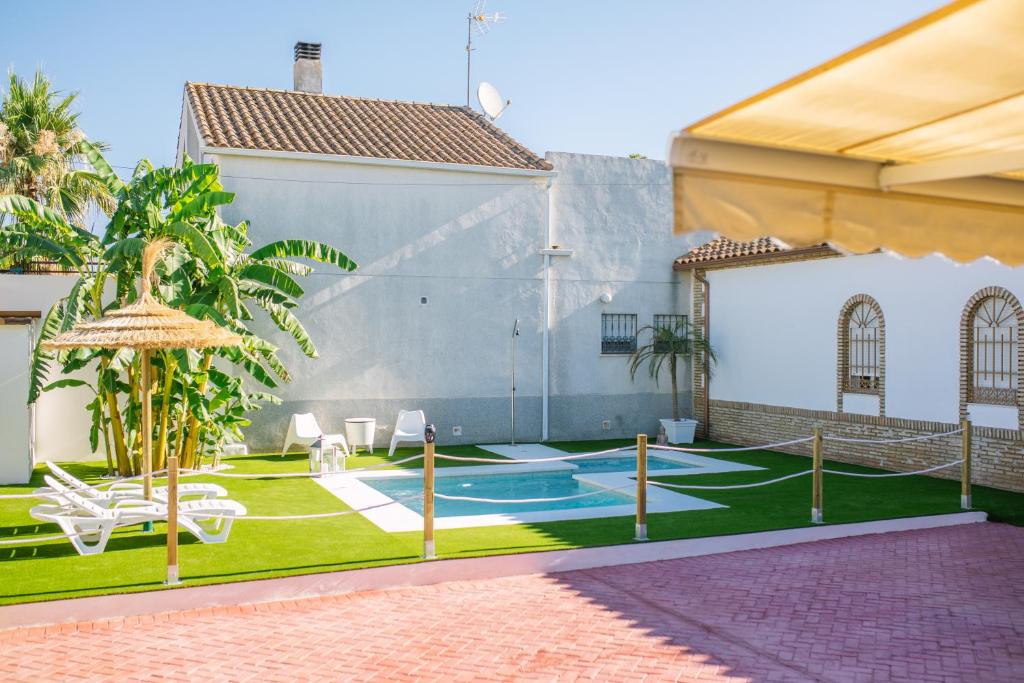 Vonkajšia záhrada v ubytovaní Casa Luxury "El Olivo de Córdoba" con jacuzzi y parking privado