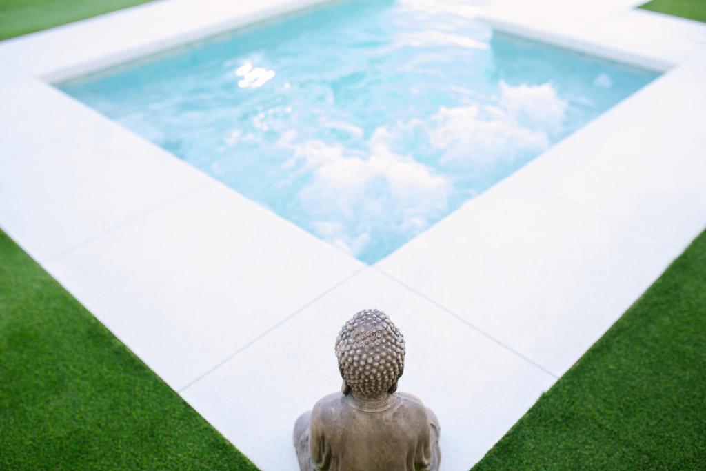 Bazén v ubytovaní Casa Luxury "El Olivo de Córdoba" con jacuzzi y parking privado alebo v jeho blízkosti