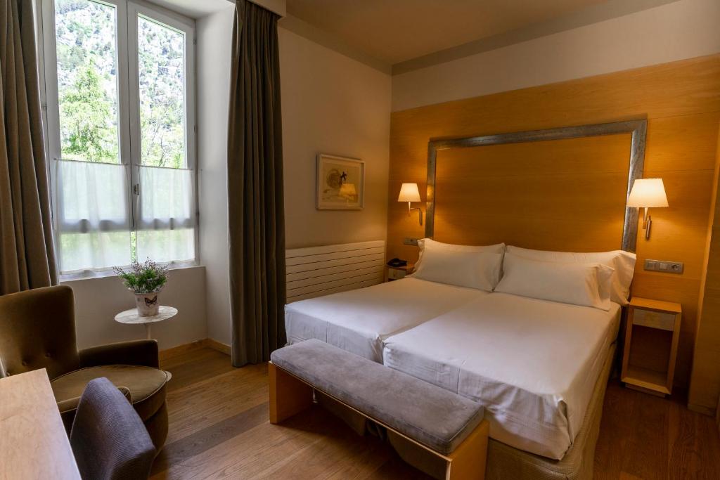 Postel nebo postele na pokoji v ubytování Gran Hotel – Balneario de Panticosa