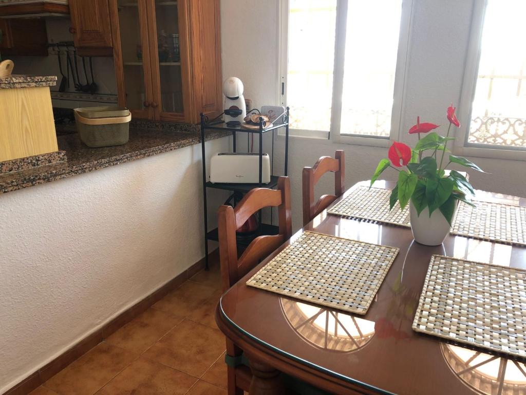 Kuchyňa alebo kuchynka v ubytovaní Casa Luxury "El Olivo de Córdoba" con jacuzzi y parking privado