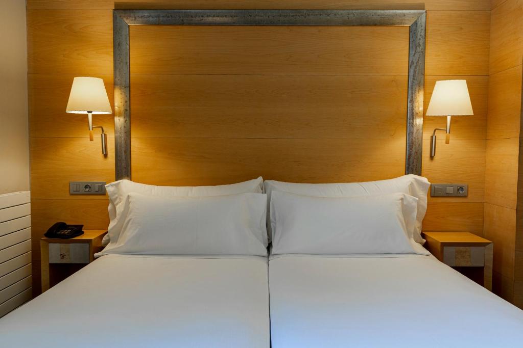 Postel nebo postele na pokoji v ubytování Gran Hotel – Balneario de Panticosa