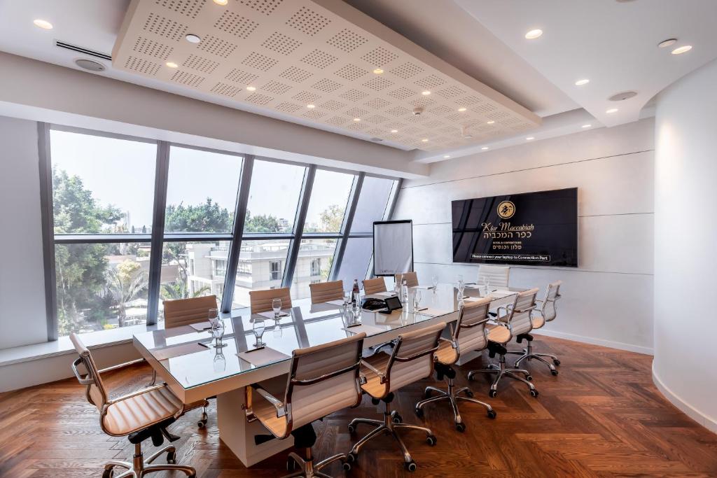 TV a/nebo společenská místnost v ubytování Kfar Maccabiah Business & Sport Hotel