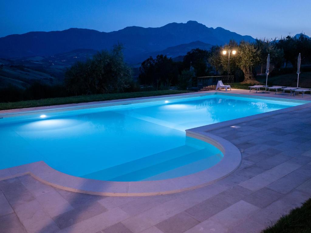basen w nocy z górami w tle w obiekcie agriturismo borgo del ginepro w mieście Castiglione Messer Raimondo