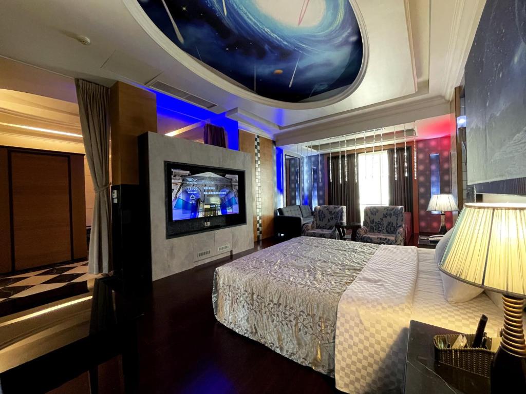 台南的住宿－國妃鷹堡汽車旅館，配有一张床和一台平面电视的酒店客房