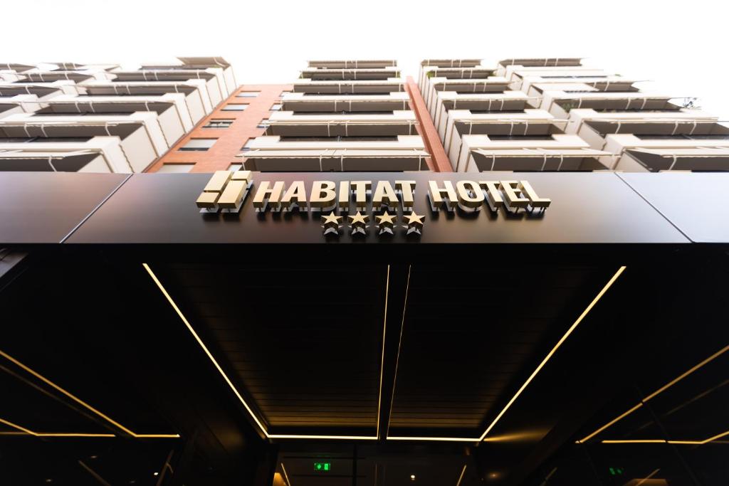 een uitzicht op een hartford hotelgebouw bij Habitat Hotel Tirana in Tirana