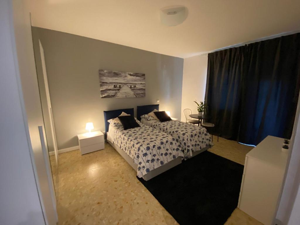 Un dormitorio con una cama y una ventana en YTHA HOUSSE ROMA CENTRO, en Roma