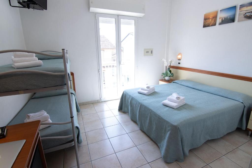 Łóżko lub łóżka w pokoju w obiekcie HOTEL ADRIA BEACH