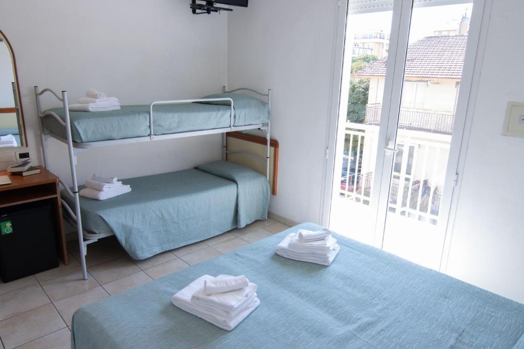 Łóżko lub łóżka w pokoju w obiekcie HOTEL ADRIA BEACH