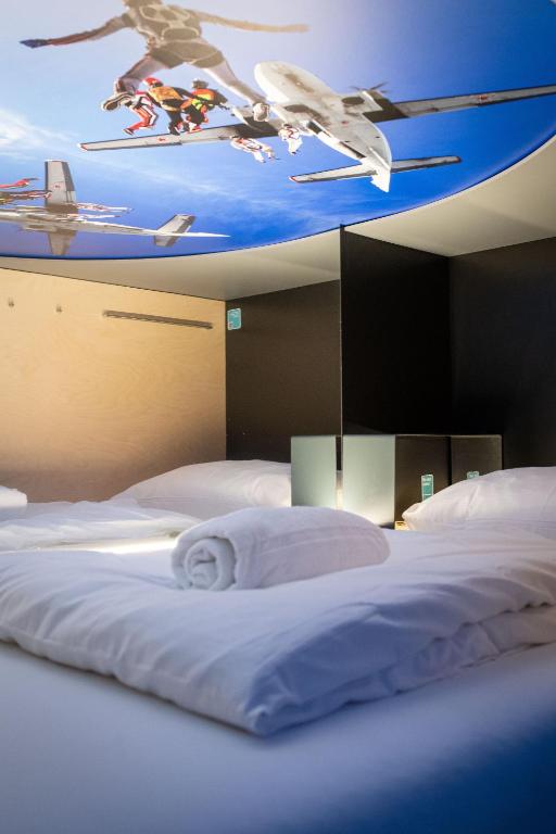 Postel nebo postele na pokoji v ubytování Capsule Hotel - Lucerne TheLAB