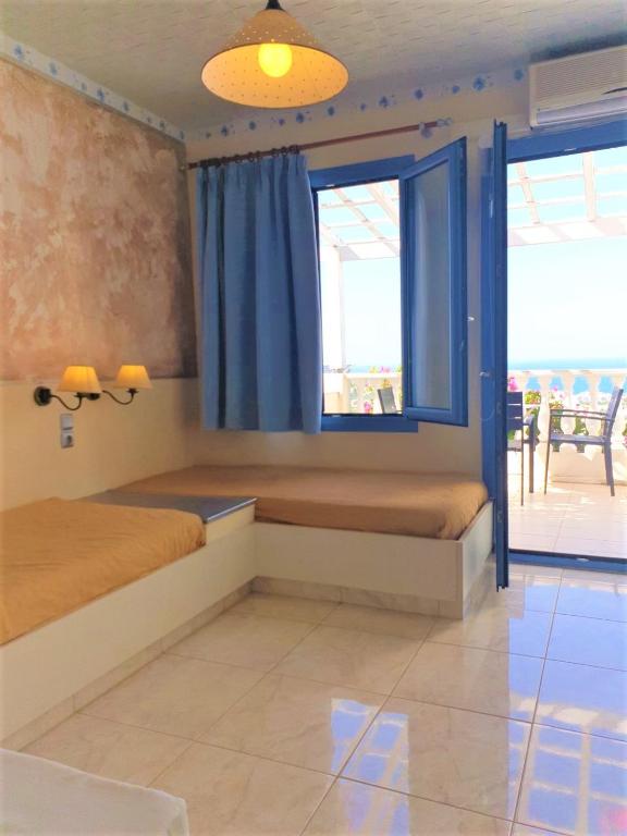 Postel nebo postele na pokoji v ubytování Korifi Suites Adults Only