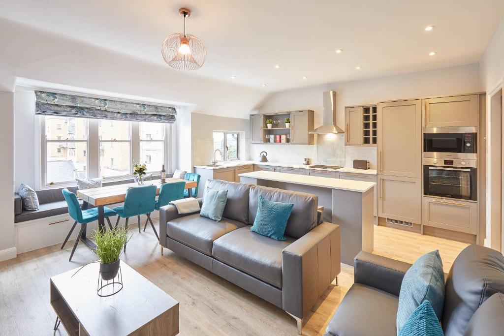 een keuken en een woonkamer met een bank en een tafel bij Host & Stay - The Avenue Victoria Apartment in Scarborough