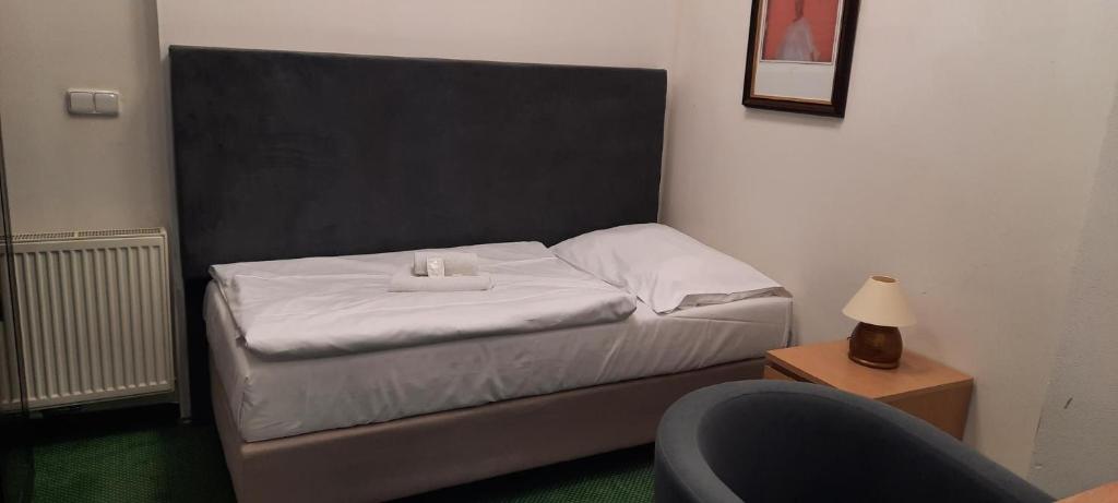 Postel nebo postele na pokoji v ubytování CORNER HOTEL U DIVADLA*** - ZNOJMO