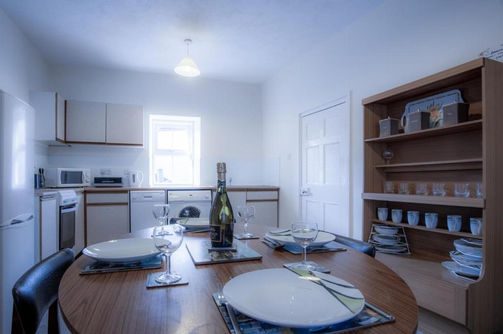Kuchyň nebo kuchyňský kout v ubytování Dragons Den - 2 Bedroom Apartment - Tenby