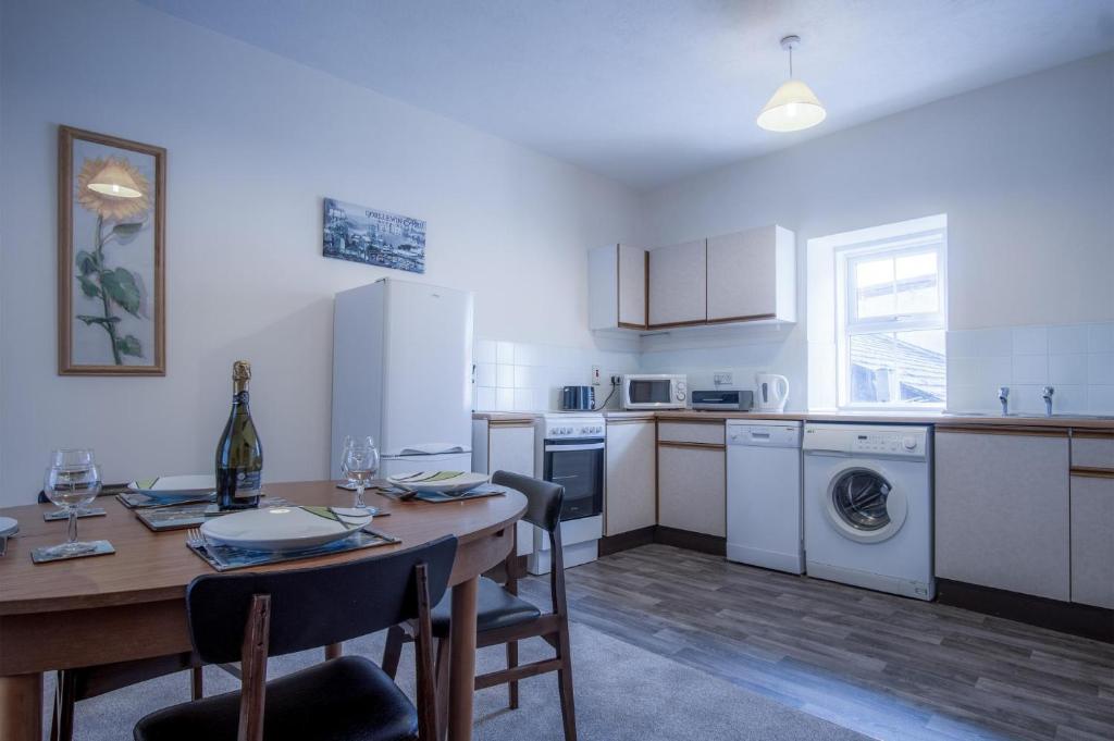 Kuchyň nebo kuchyňský kout v ubytování Dragons Den - 2 Bedroom Apartment - Tenby