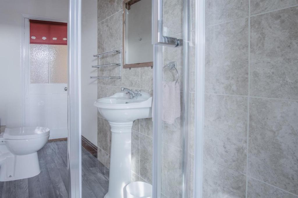 Koupelna v ubytování Dragons Den - 2 Bedroom Apartment - Tenby