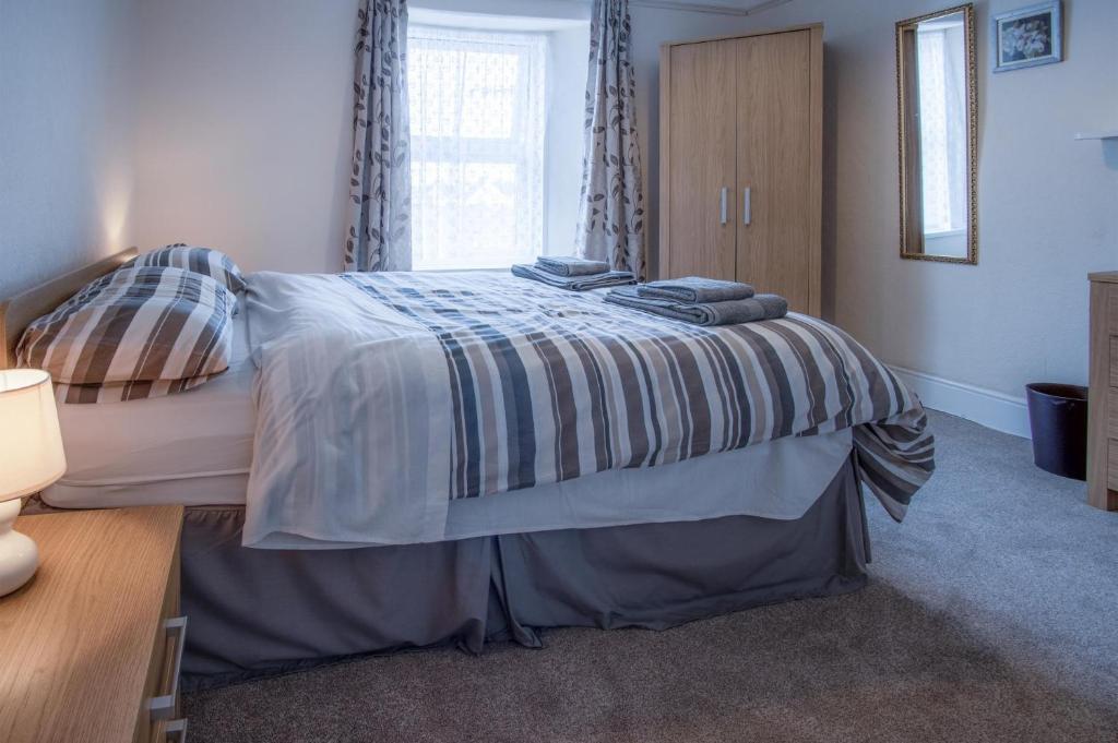 Postel nebo postele na pokoji v ubytování Dragons Den - 2 Bedroom Apartment - Tenby