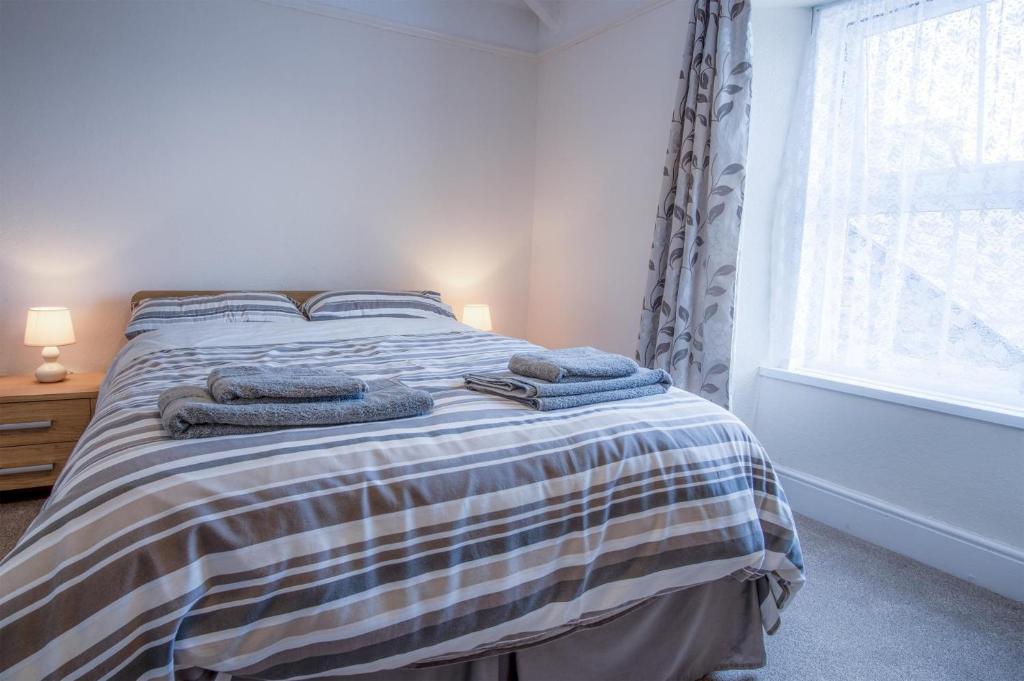Postel nebo postele na pokoji v ubytování Dragons Den - 2 Bedroom Apartment - Tenby