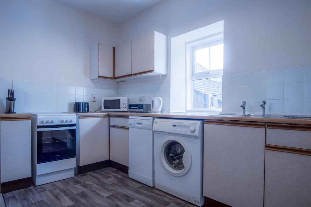 Kuchyň nebo kuchyňský kout v ubytování Dragons Den - 2 Bedroom Apartment - Tenby