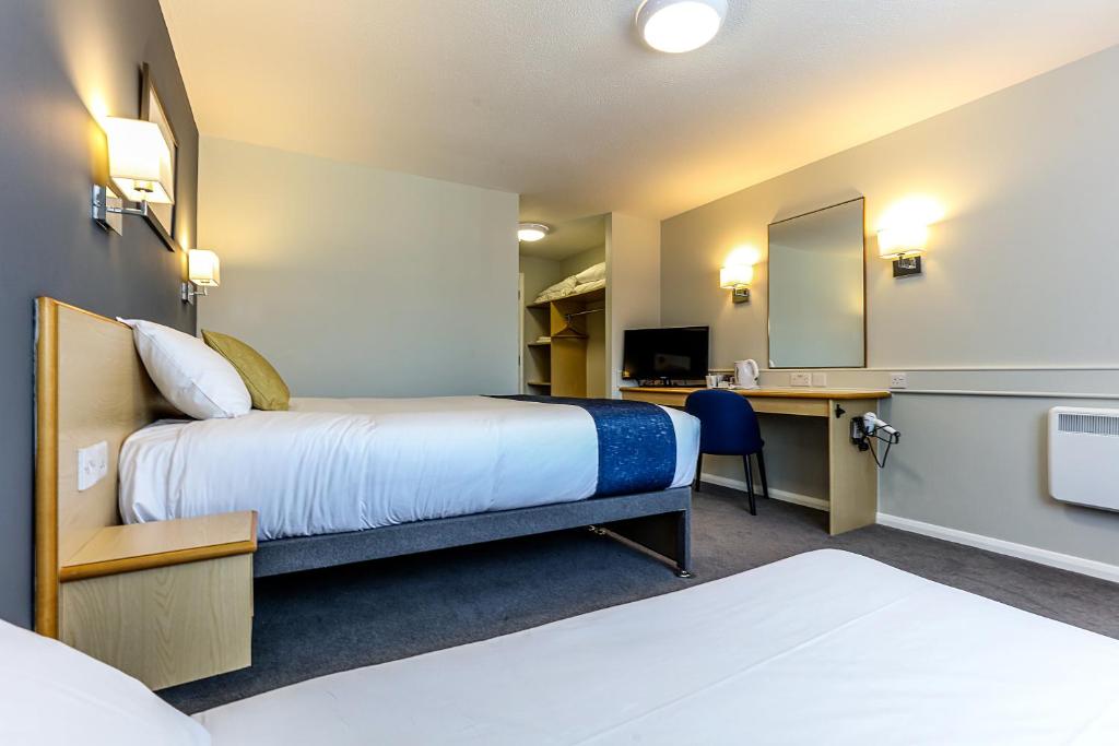 Days Inn Hotel Fleet - 家庭房（2个成人 + 2个孩子）