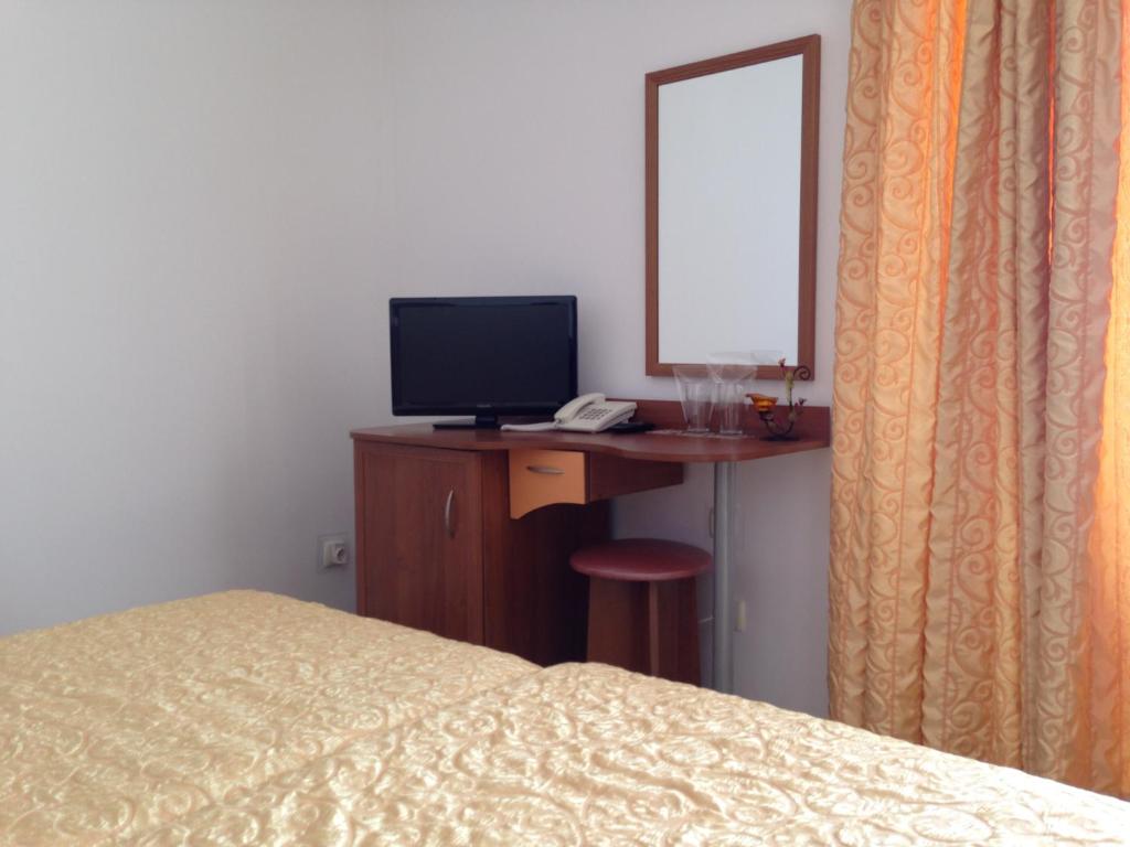 TV a/nebo společenská místnost v ubytování Family Hotel Hit