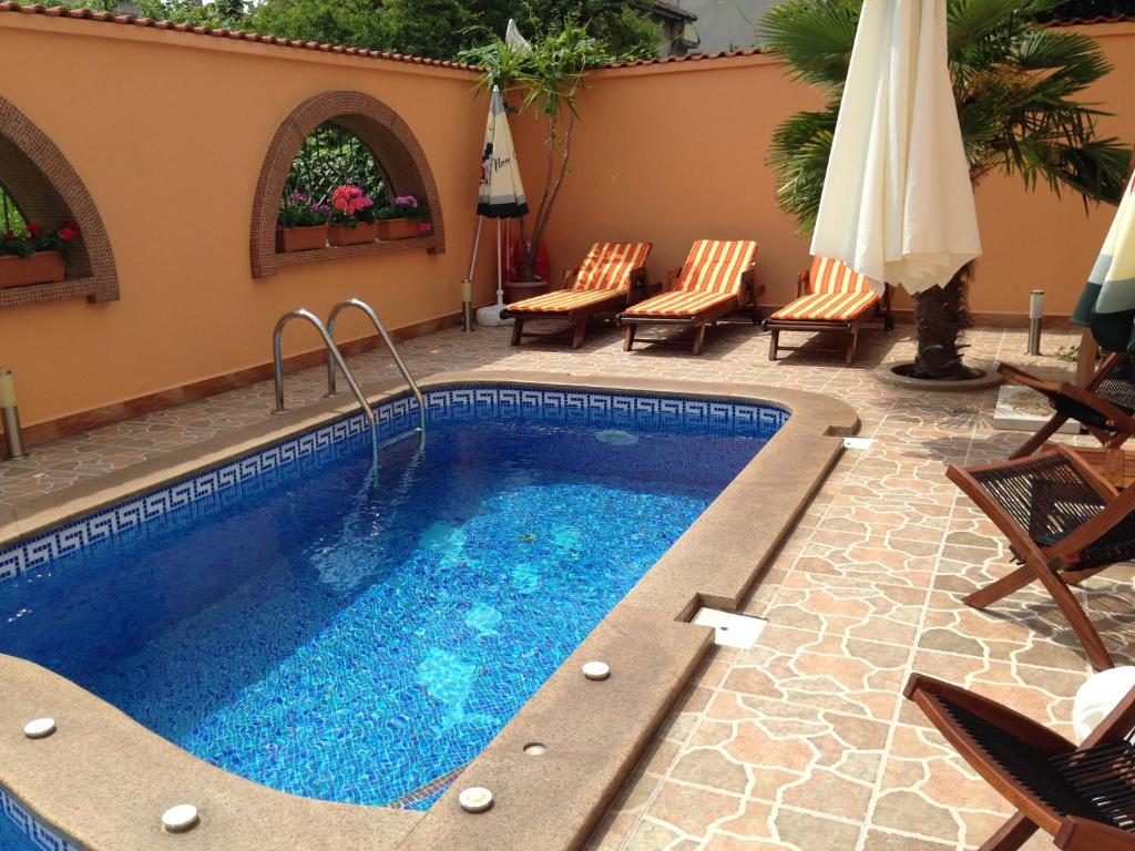 Bazén v ubytování Family Hotel Hit nebo v jeho okolí