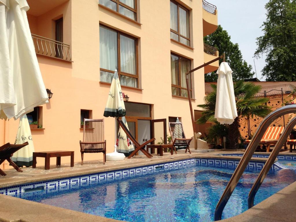 Bazén v ubytování Family Hotel Hit nebo v jeho okolí