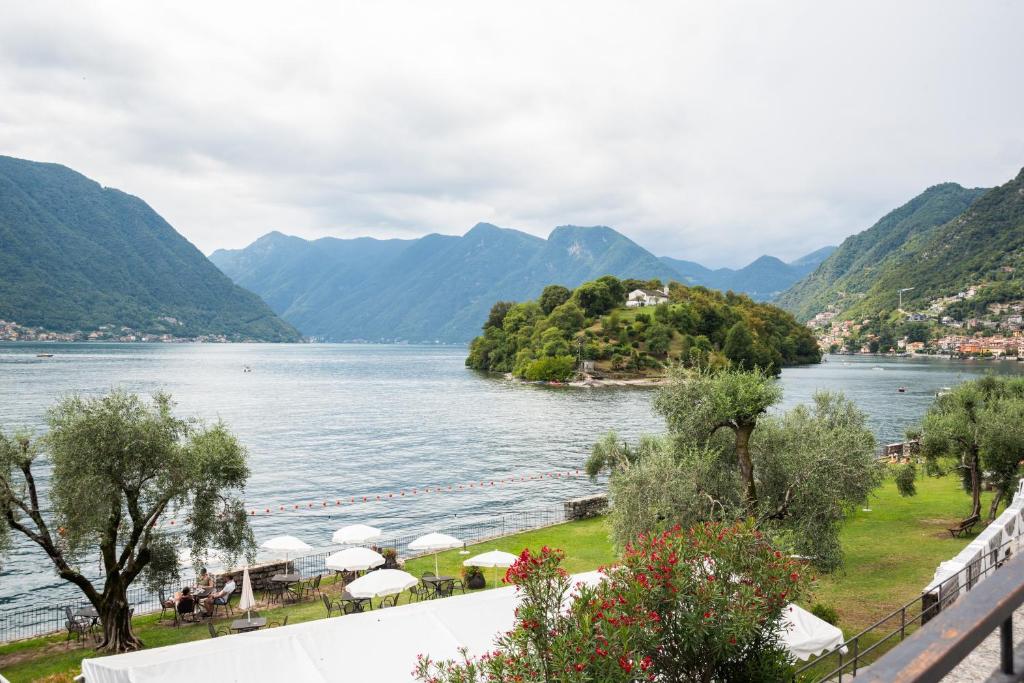 una vista de un cuerpo de agua con montañas en Lake Como Studio with Balcony and Private Parking, en Ossuccio