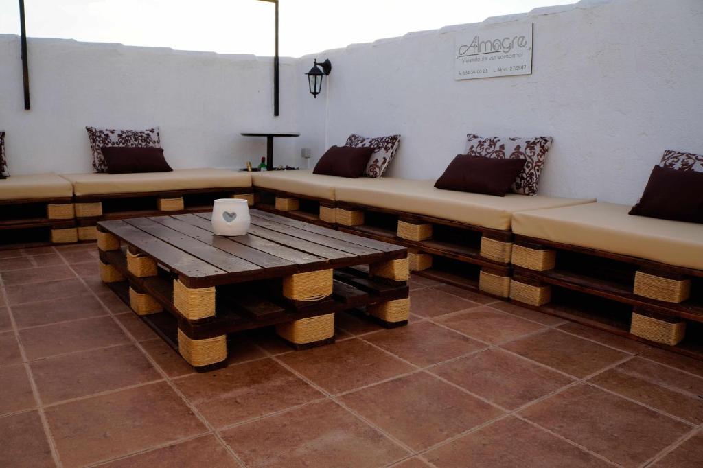 a room with couches and a table and a table and a bench at Apartamento Turístico Almagre in Almagro