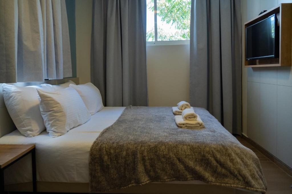 Postel nebo postele na pokoji v ubytování Shlomtzi Hotel