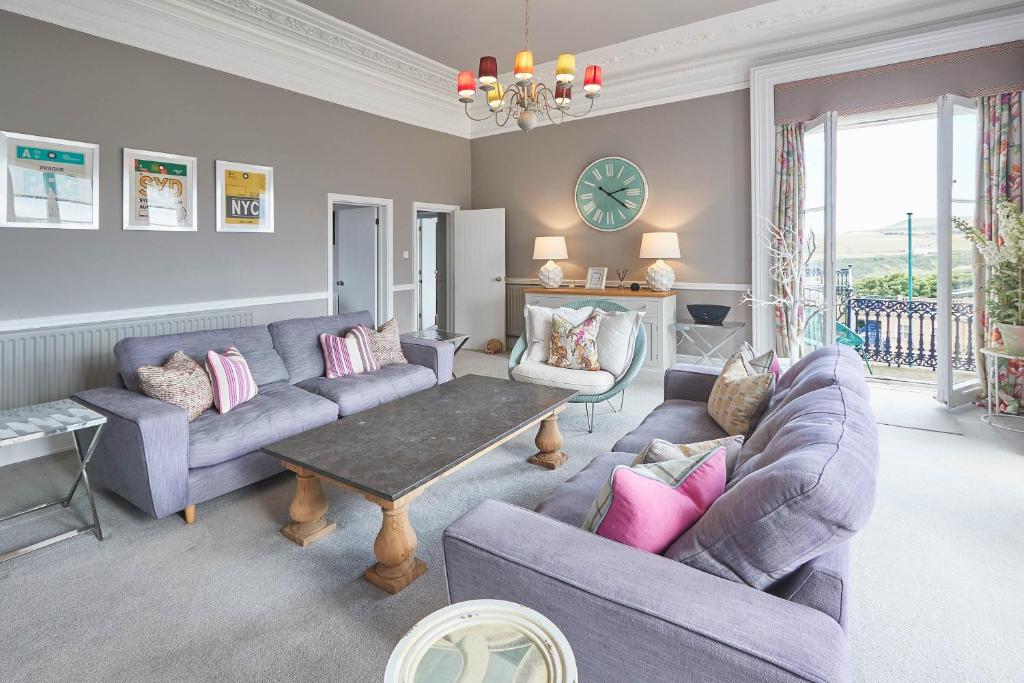 Sala de estar con 2 sofás y mesa en Host & Stay - The Zetland Apartment, en Saltburn-by-the-Sea