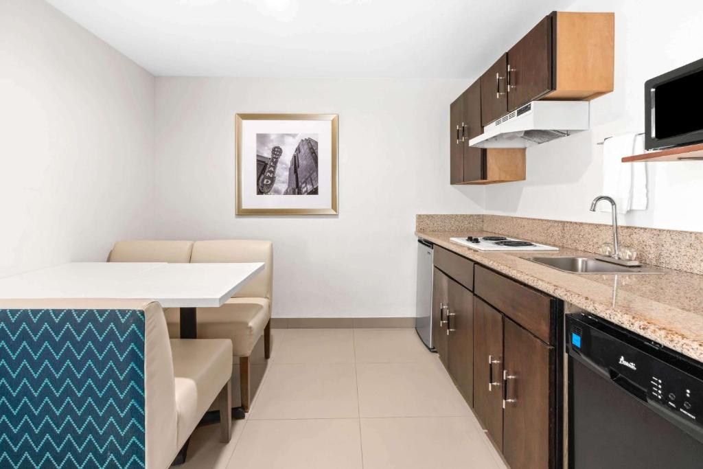 La Quinta by Wyndham Portland NW photo
