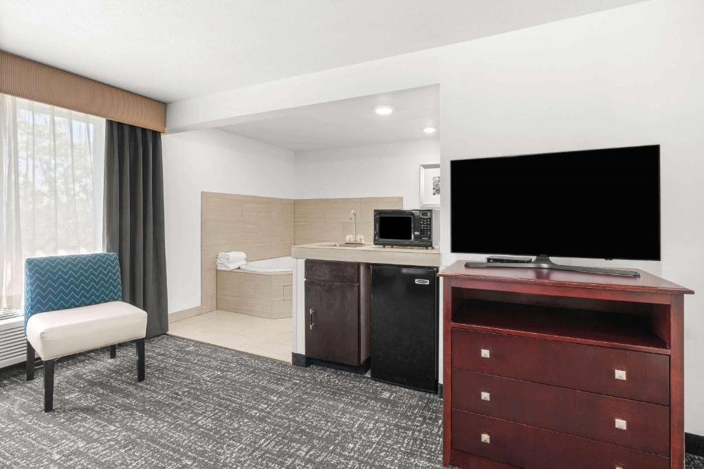 La Quinta by Wyndham Portland NW photo