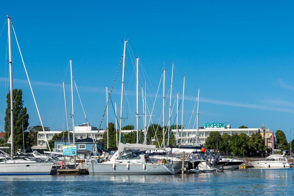 een stel boten aangemeerd in een jachthaven bij Hotel Arkipelag in Mariehamn
