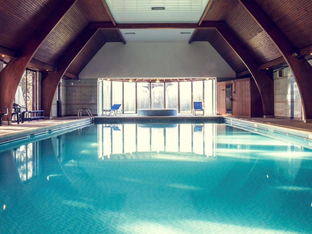 Bazén v ubytování Mercure Hull Grange Park Hotel nebo v jeho okolí