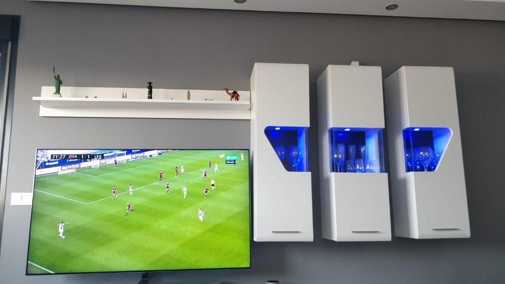 A television and/or entertainment centre at Ático con Piscina y Vistas al Mar Habitat Litoral